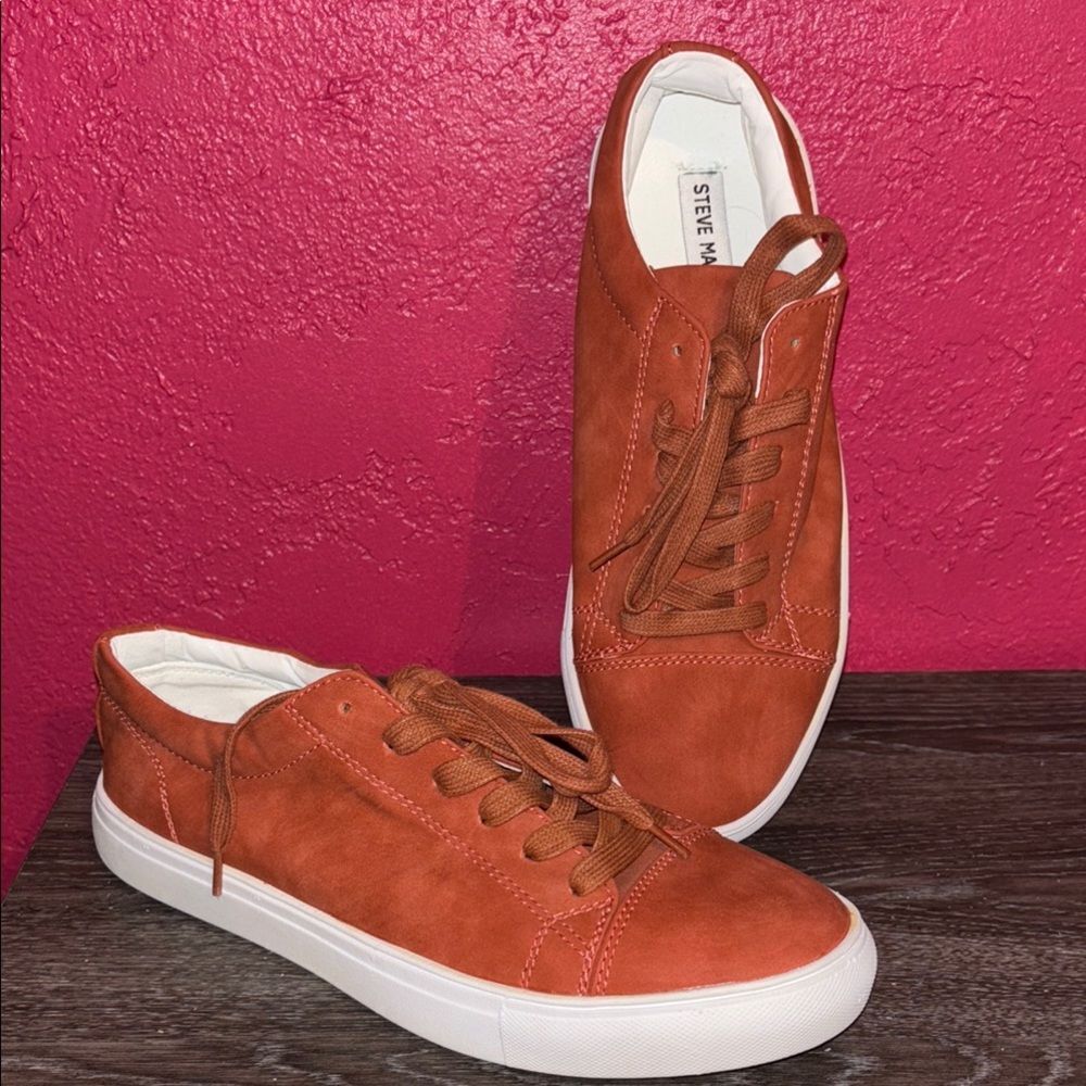 NWOT Steve Madden Bonded men’s sneaker. Rust brown color. Size 8